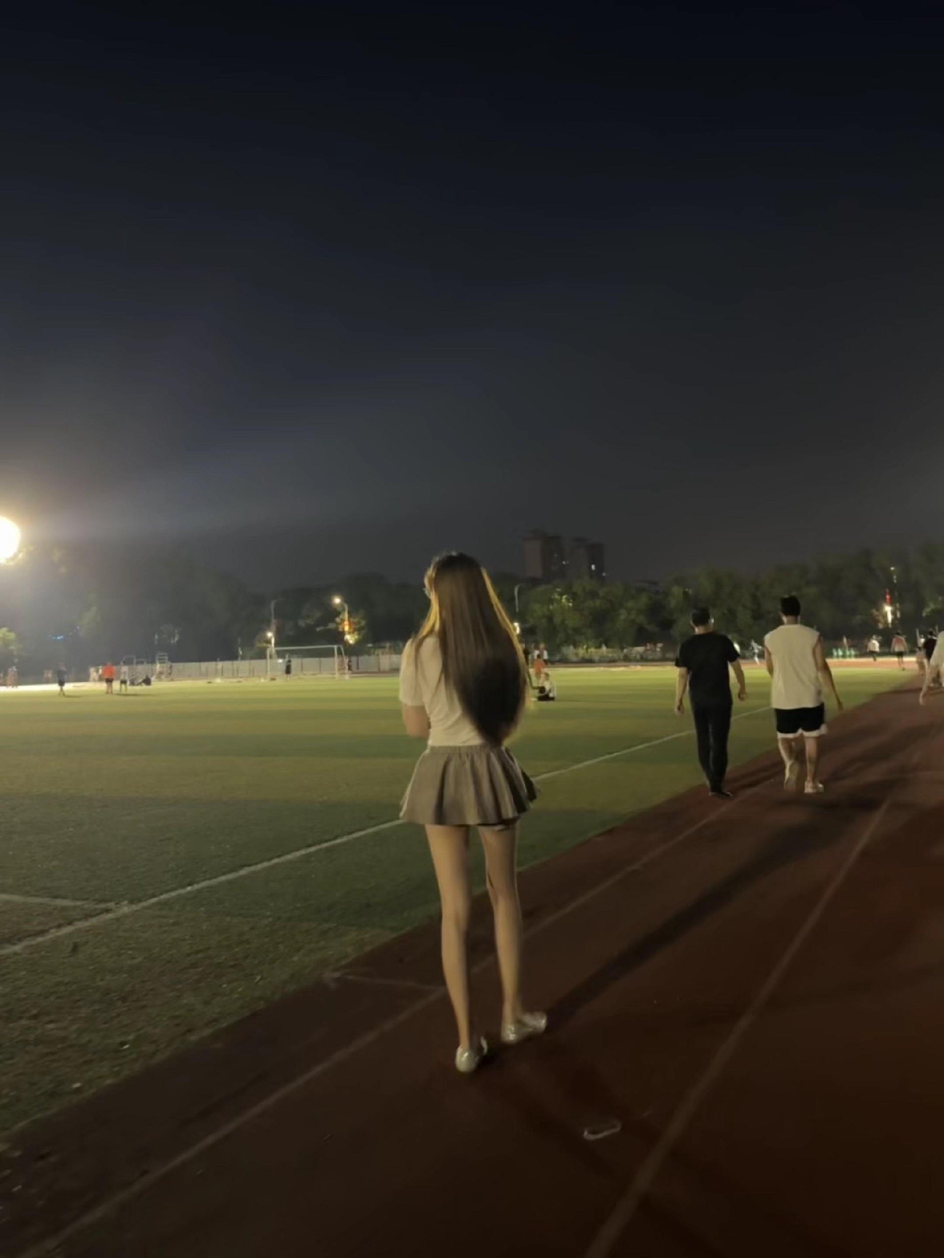 操场夜色